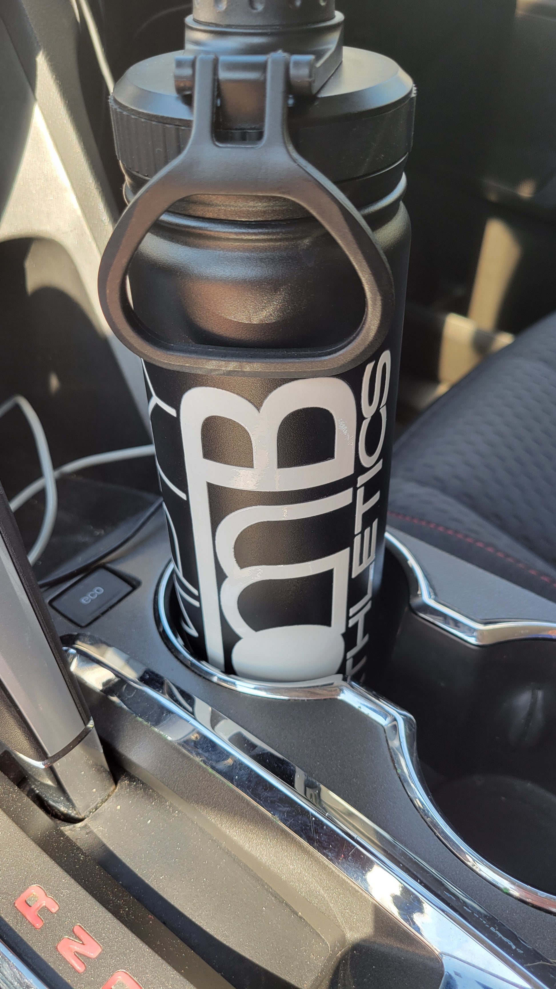 the 22oz bottle fits perfectly in standard  cupholders!